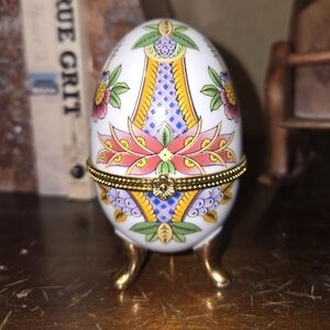 Vintage Porcelain Egg Trinker Box